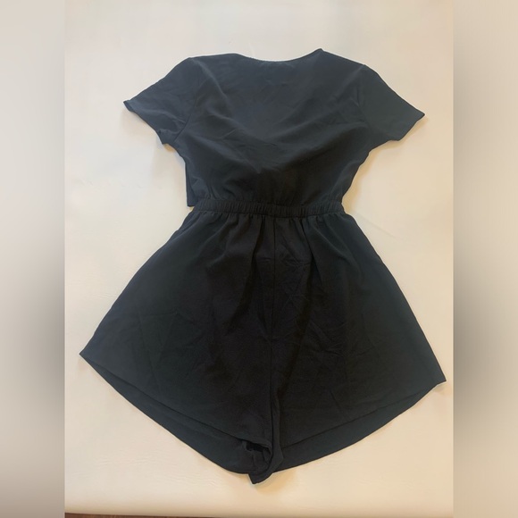 Princess Polly black jumper romper tie front, women’s size 6, elastic waist (Q) - Picture 7 of 9